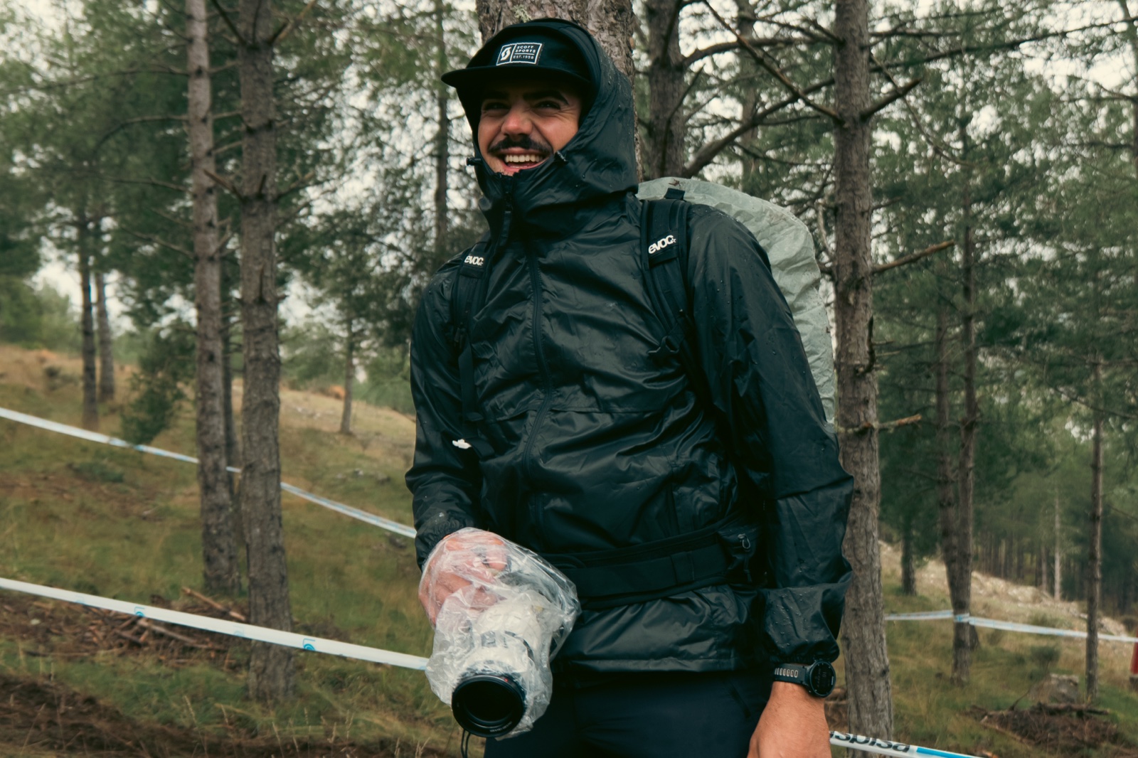 Paco trabajando con su cámara en el bosque